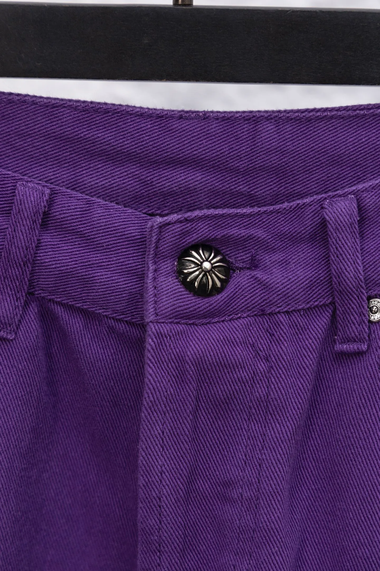 P240 model number/F064 Chrome hearts 2025 new limited edition black and pink cross and leather couple style washed loose purple jeans. Styles with different washed textures are very friendly to people with thin legs and thick legs. The straight and loose version is very flattering to the leg shape. The moderate length is timeless and easy to match. It is the basis of various styles and a must-have in the wardrobe! The fabric is stiff but also makes the upper body soft without losing texture. Style: Loose Color: Purple